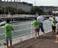 La escuela de pesca 'Gran Ría de Bilbao' regresa este domingo al muelle de Ripa
